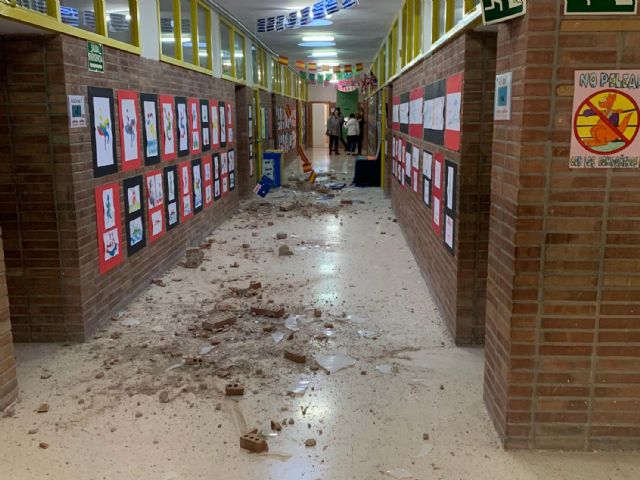 El fuerte viento arranca parte de la cubierta del colegio Vista Alegre, en el que quedan suspendidas las clases - 1, Foto 1