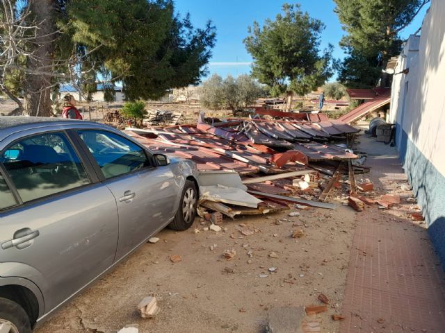 El fuerte viento arranca parte de la cubierta del colegio Vista Alegre, en el que quedan suspendidas las clases - 2, Foto 2