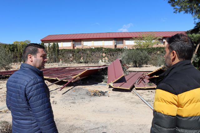 El fuerte viento arranca parte de la cubierta del colegio Vista Alegre, en el que quedan suspendidas las clases - 3, Foto 3