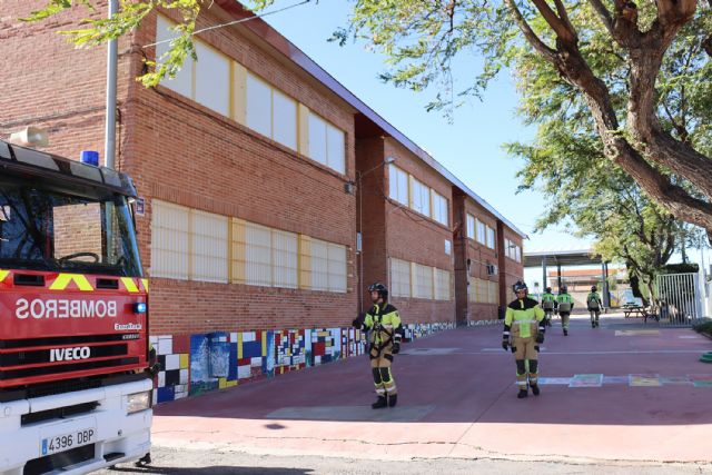 El fuerte viento arranca parte de la cubierta del colegio Vista Alegre, en el que quedan suspendidas las clases - 4, Foto 4