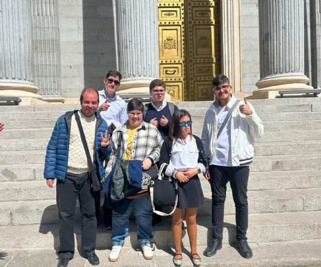 Ayuntamientos, colegios y empresas de la Región se iluminan de azul con motivo del Día Mundial de Concienciación sobre el Autismo - 4, Foto 4