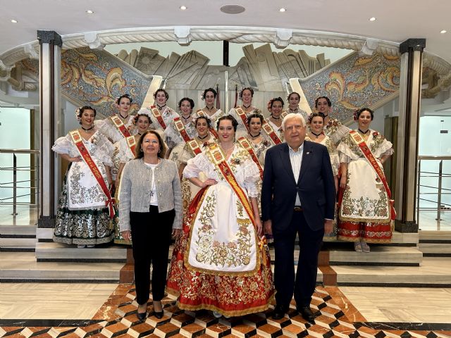 La Reina de la Huerta 2024 y su corte de honor visitan la Asamblea Regional - 1, Foto 1