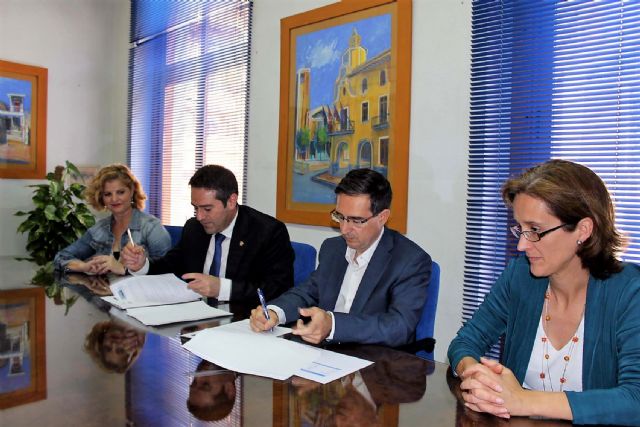 El alcalde de Alcantarilla, Joaquín Buendía y el director de concesiones de HIDROGEA en la Región de Murcia, Javier Ybarra, firman Convenio de Colaboración, a fin de coordinar esfuerzos dirigidos a optimizar la aplicación del Fondo Social de HIDROGEA - 1, Foto 1