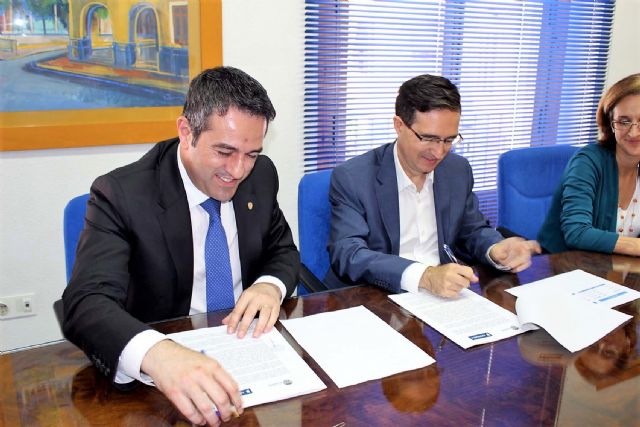 El alcalde de Alcantarilla, Joaquín Buendía y el director de concesiones de HIDROGEA en la Región de Murcia, Javier Ybarra, firman Convenio de Colaboración, a fin de coordinar esfuerzos dirigidos a optimizar la aplicación del Fondo Social de HIDROGEA - 2, Foto 2