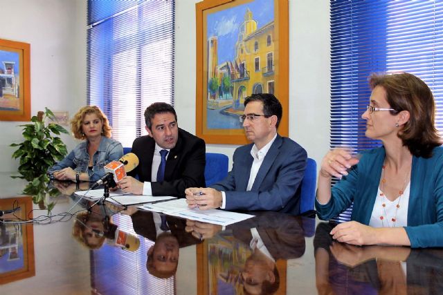 El alcalde de Alcantarilla, Joaquín Buendía y el director de concesiones de HIDROGEA en la Región de Murcia, Javier Ybarra, firman Convenio de Colaboración, a fin de coordinar esfuerzos dirigidos a optimizar la aplicación del Fondo Social de HIDROGEA - 4, Foto 4