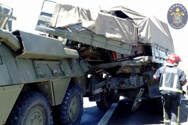 Bomberos de Cartagena intervienen en un accidente entre vehiculos militares en la A-30 - 1, Foto 1