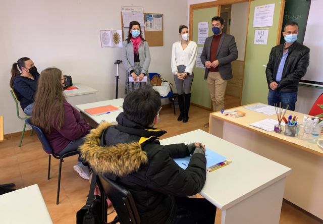 El alumnado del curso de jardinería de Garantía Juvenil colabora en la plantación de parterres municipales - 1, Foto 1