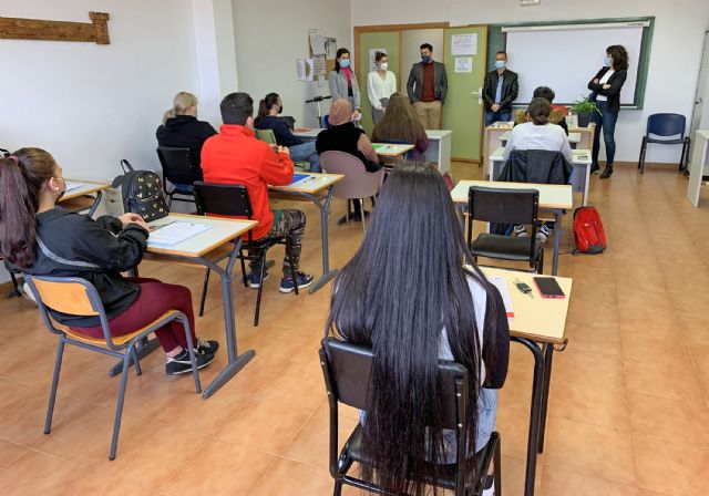 El alumnado del curso de jardinería de Garantía Juvenil colabora en la plantación de parterres municipales - 2, Foto 2