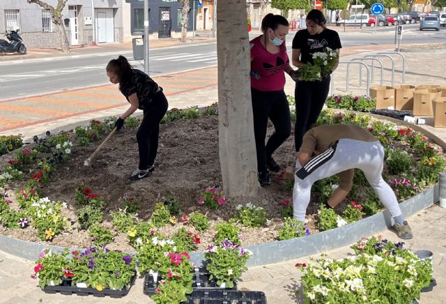 El alumnado del curso de jardinería de Garantía Juvenil colabora en la plantación de parterres municipales - 3, Foto 3