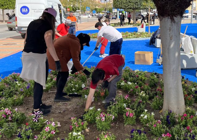 El alumnado del curso de jardinería de Garantía Juvenil colabora en la plantación de parterres municipales - 4, Foto 4