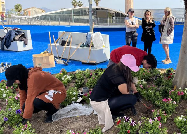 El alumnado del curso de jardinería de Garantía Juvenil colabora en la plantación de parterres municipales - 5, Foto 5