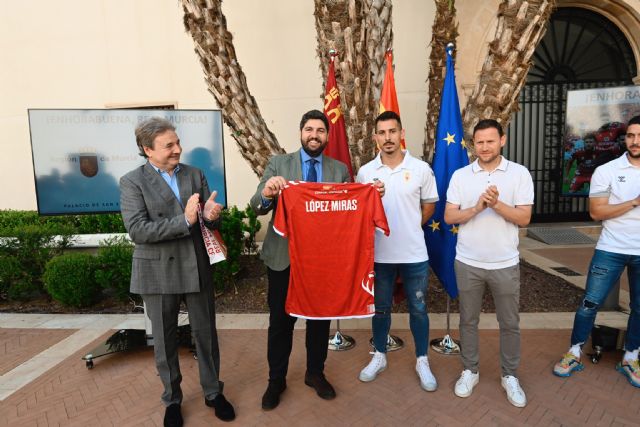 López Miras recibe a la plantilla del Real Murcia y recuerda a todos los que se movilizaron cuando vieron peligrar el club - 2, Foto 2