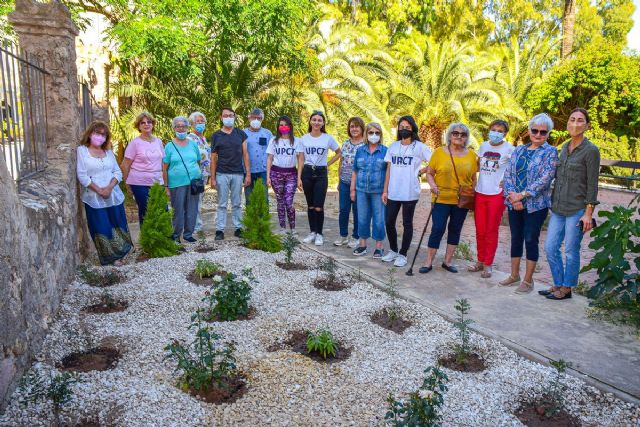 Mayores y jóvenes celebran el Día del Medio Ambiente con la plantación de especies autóctonas en el Jardín de la Milagrosa - 1, Foto 1