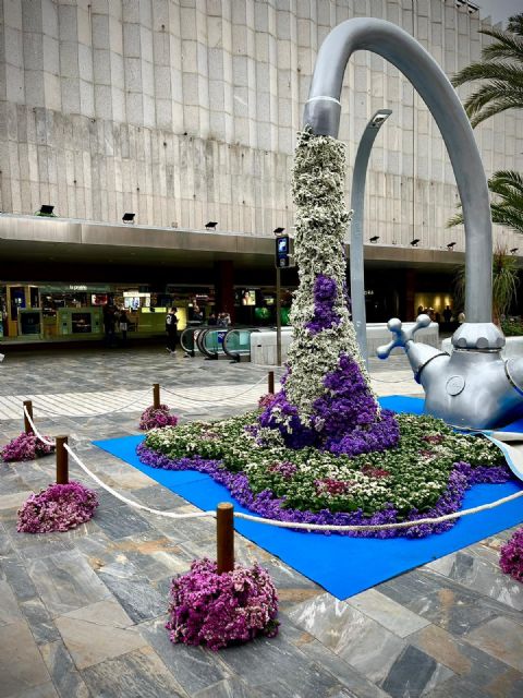 Grifos de cuatro metros para concienciar sobre la calidad del agua corriente y la eliminación de plásticos - 2, Foto 2