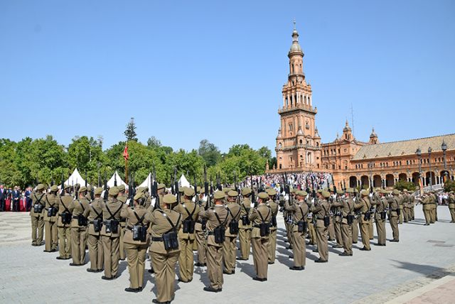 España. Sevilla . Calor ,color y famoso en la jura de Bandera para dos mil persona civiles en la Plaza de España de Sevilla - 4, Foto 4