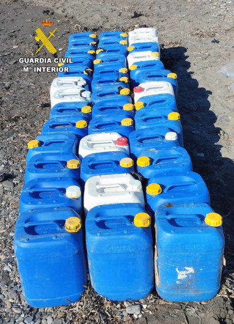 La Guardia Civil detiene a dos personas en una playa de Lorca cuando cargaban garrafas de combustible en una lancha La Guardia Civil detiene a dos personas en una playa de Lorca cuando cargaban garrafas de combustible en una lancha