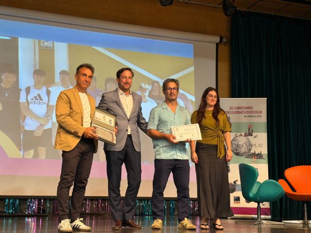 El colegio murciano San Agustín recoge el premio del concurso Emprendemos organizado por UECoE y Cajamar El colegio murciano San Agustín recoge el premio del concurso Emprendemos organizado por UECoE y Cajamar