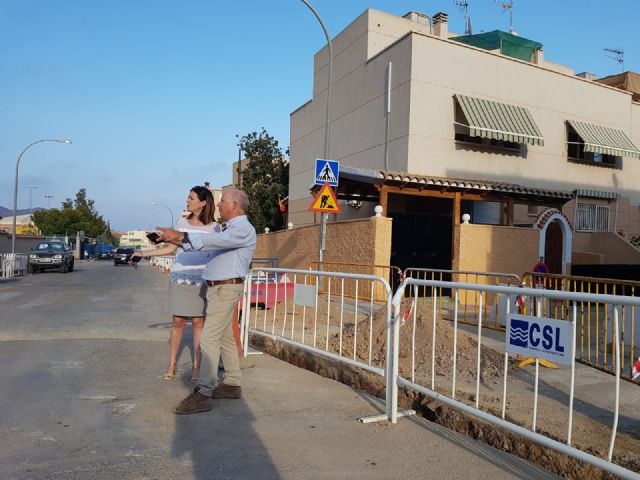 La alcaldesa y el edil de Urbanismo visitan las obras de mejora de drenaje de aguas pluviales de la calle Manuel Azaña - 1, Foto 1