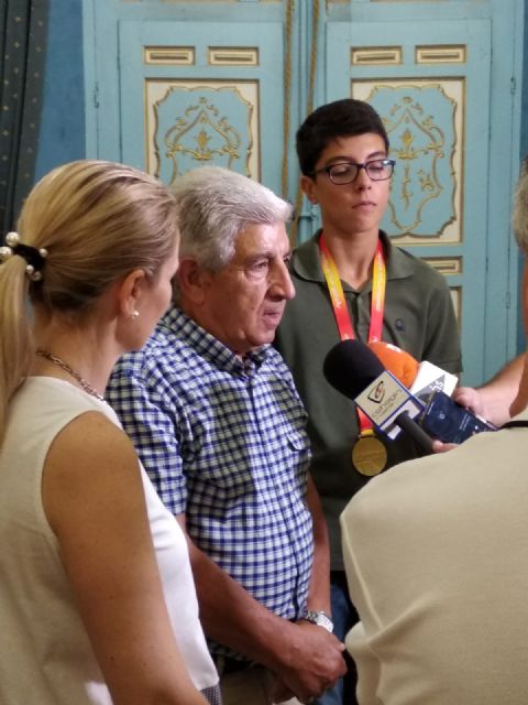 Recibimiento oficial al joven ceheginero, Miguel Guillamón Pérez, campeón de España en la especialidad de salto de altura - 2, Foto 2