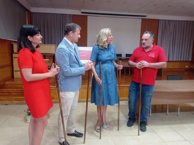 Los alumnos del Centro de Formación e Iniciativas de Empleo del Ayuntamiento de Murcia elaboran los bastones de mando de los alcaldes pedáneos - 2, Foto 2