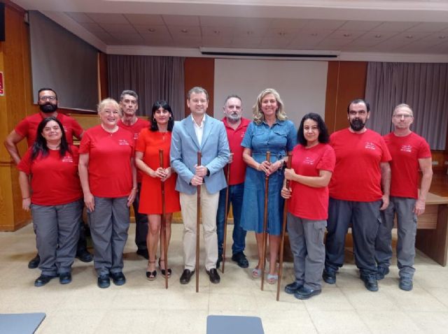 Los alumnos del Centro de Formación e Iniciativas de Empleo del Ayuntamiento de Murcia elaboran los bastones de mando de los alcaldes pedáneos - 3, Foto 3