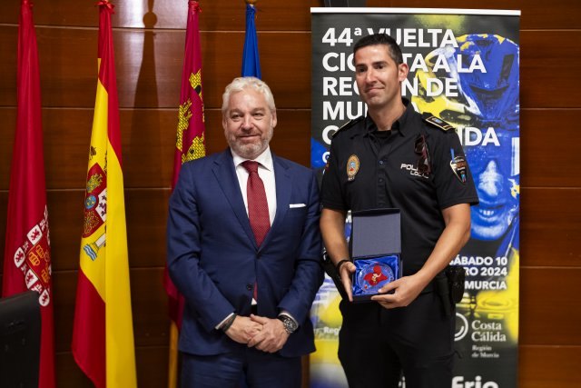 La Vuelta Ciclista a la Regin de Murcia ha homenajeado a las Policas Locales, Guardia Civil y los distintos componentes de la seguridad en carretera, Foto 1