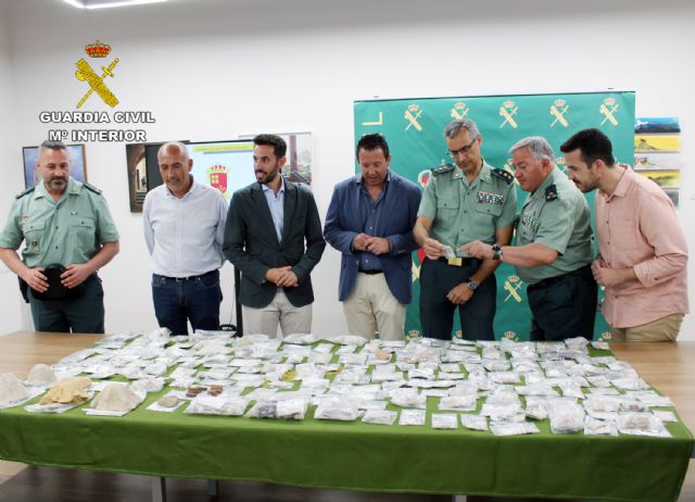 La Guardia Civil entrega cerca de 700 piezas arqueológicas y paleontológicas al museo arqueológico de la ciudad de Mula - 1, Foto 1