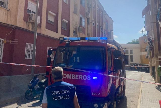 Bomberos de Cartagena desalojan un edificio de la barriada Villalba por un incendio - 1, Foto 1