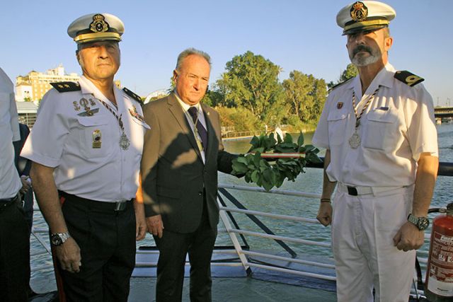 La Hermandad de Ntra. Sra. del Carmen del Puente de Triana realizó su procesión fluvial y terrestre - 1, Foto 1