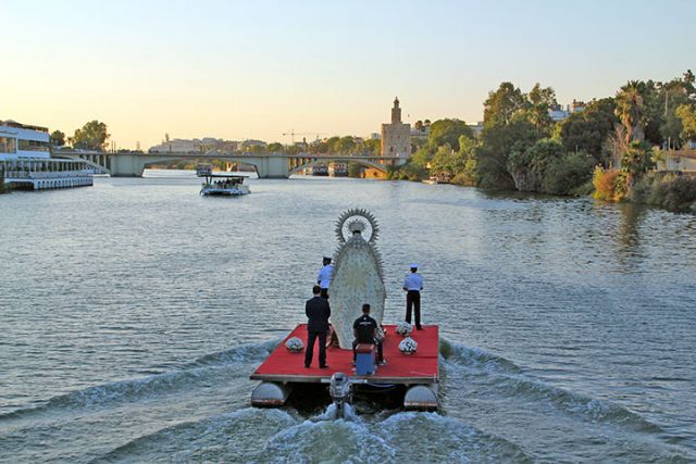 La Hermandad de Ntra. Sra. del Carmen del Puente de Triana realizó su procesión fluvial y terrestre - 5, Foto 5