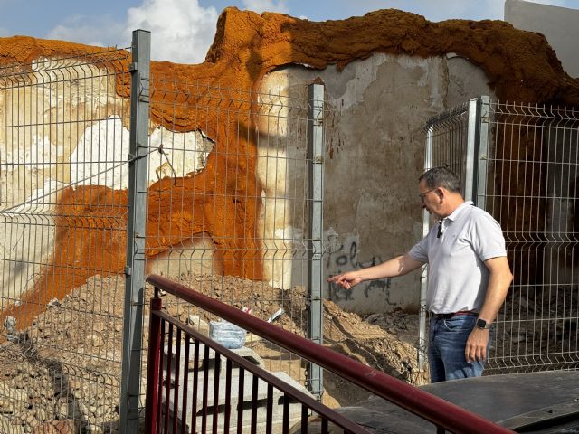 Fulgencio Gil no cumple con la normativa urbanística y sigue olvidando a los vecinos del barrio de San Cristóbal permitiendo su abandono total - 1, Foto 1