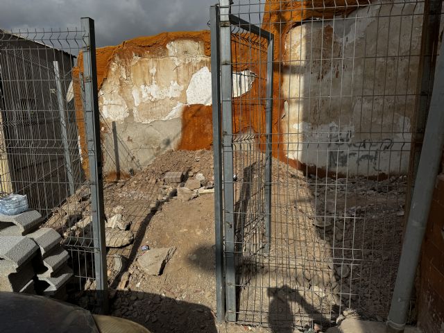 Fulgencio Gil no cumple con la normativa urbanística y sigue olvidando a los vecinos del barrio de San Cristóbal permitiendo su abandono total - 2, Foto 2