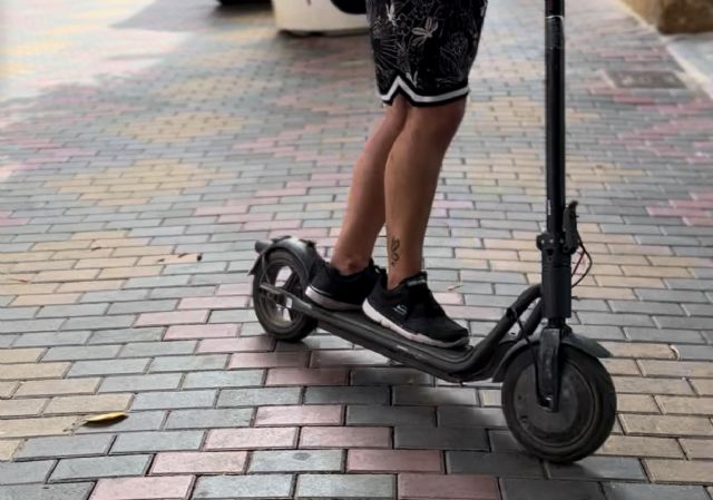 Zaragoza: Los patinetes continúan circulando por la calle Conde de Aranda sin ningún control - 1, Foto 1