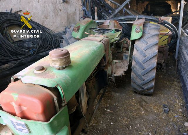 La Guardia Civil investiga a una persona por simular la sustracción de un tractor y sus aperos - 1, Foto 1