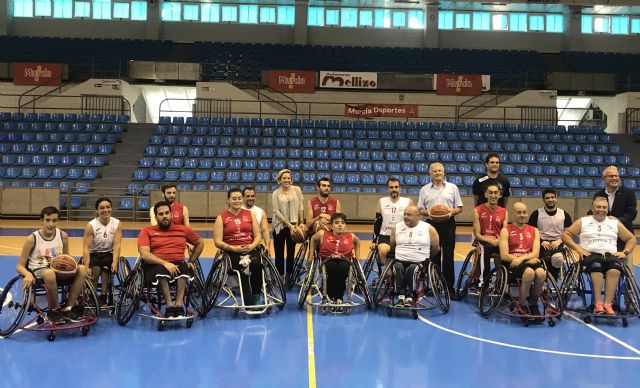 La consejera Adela Martínez-Cachá asiste al entrenamiento del equipo de baloncesto en silla de ruedas CD Murcia BSR - 1, Foto 1