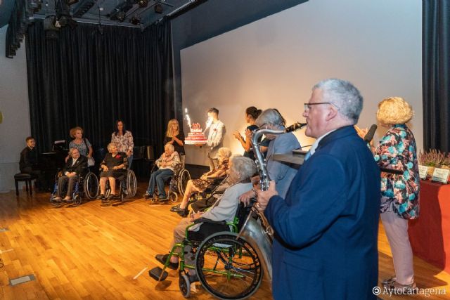 El Ayuntamiento celebra el Día Internacional de las Personas Mayores con una ruta solidaria y una gran gala - 1, Foto 1