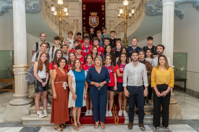 Estudiantes extranjeros visitan Cartagena junto a alumnos de San Vicente de Paúl como parte del programa Erasmus+ - 1, Foto 1