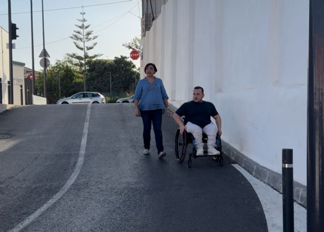 Aceras impracticables y pendientes elevadas: obstáculos imposibles para las personas con movilidad reducida - 1, Foto 1