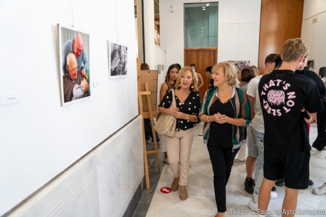 Ya se puede visitar la exposición fotográfica ´Conectando Edades´ en el Palacio Consistorial de Cartagena - 1, Foto 1