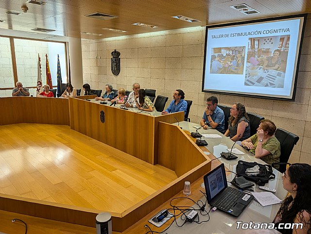 Totana celebra el acto institucional con motivo del Día Internacional de las Personas Mayores, con la participación de usuarios de los Centros de Día para Personas Dependientes - 1, Foto 1