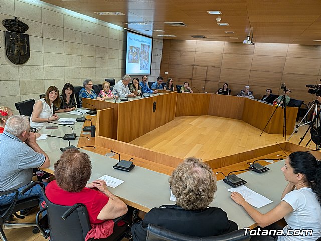 Totana celebra el acto institucional con motivo del Día Internacional de las Personas Mayores, con la participación de usuarios de los Centros de Día para Personas Dependientes, Foto 2