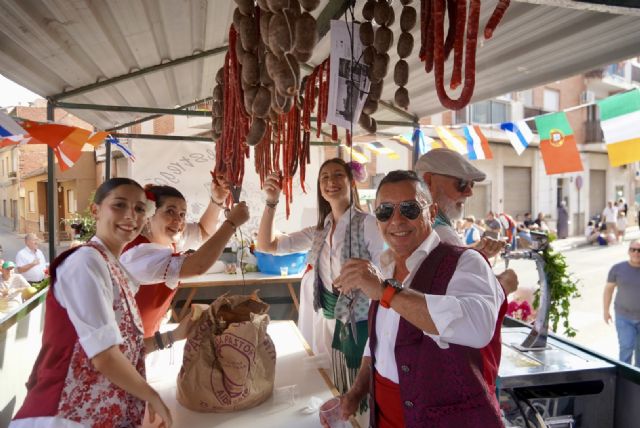 Miles de personas toman las calles de Santomera para celebrar el Bando de la Huerta Miles de personas toman las calles de Santomera para celebrar el Bando de la Huerta