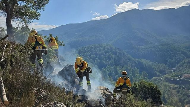 El Gobierno regional envía a Valencia 33 efectivos para combatir el incendio forestal en Montitxelvo - 1, Foto 1