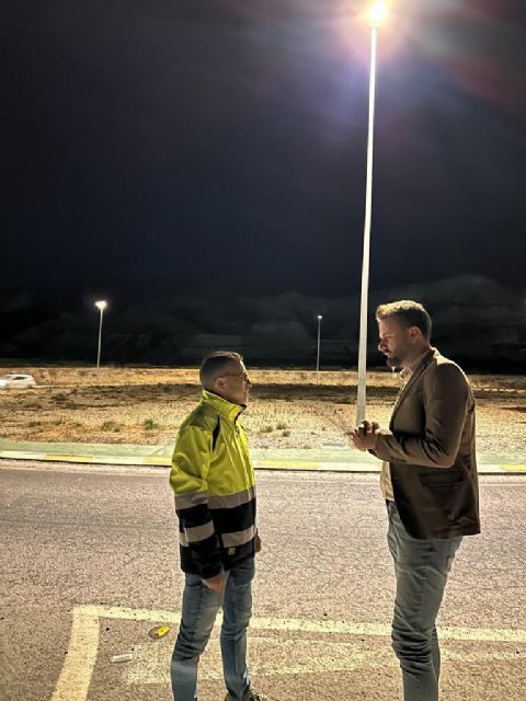 La rotonda que da acceso a Lorca por la carretera de Caravaca ya cuenta con iluminación - 1, Foto 1