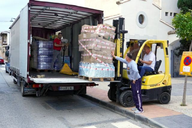 Santomera moviliza su solidaridad con doce toneladas de ayuda para los afectados por la DANA y una primera patrulla con tres agentes de la Policía Local - 2, Foto 2