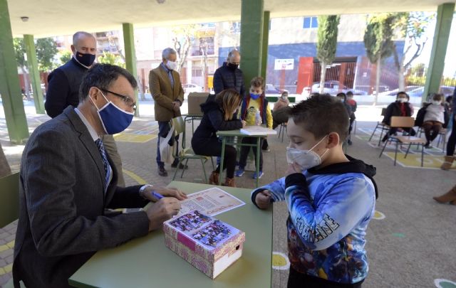 Medio centenar de alumnos del colegio Nuestra Señora de la Fuensanta de Beniaján reciben los salvoconductos reales - 1, Foto 1