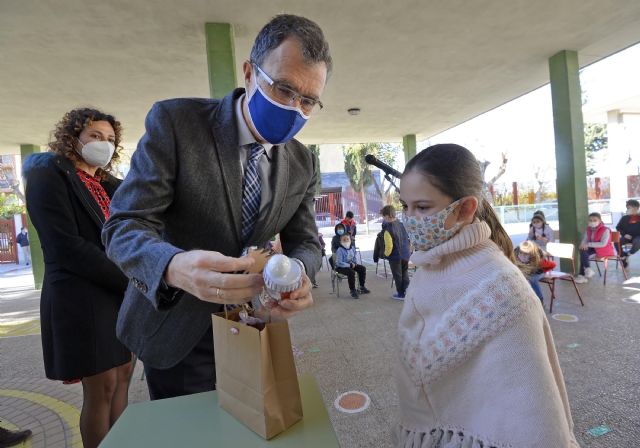 Medio centenar de alumnos del colegio Nuestra Señora de la Fuensanta de Beniaján reciben los salvoconductos reales - 3, Foto 3