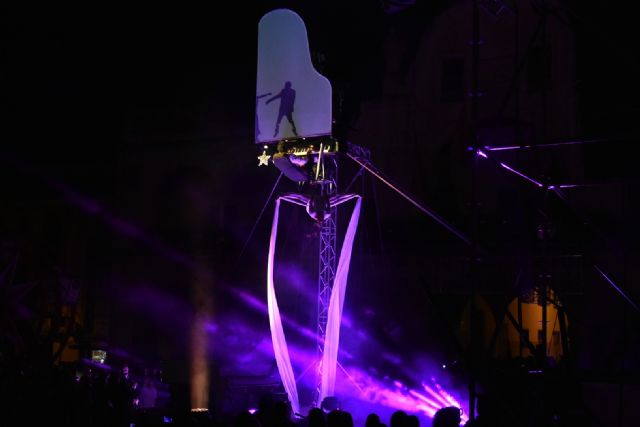 El casco antiguo de Lorca se llena como nunca en Navidad en el encendido de la iluminación extraordinaria - 1, Foto 1