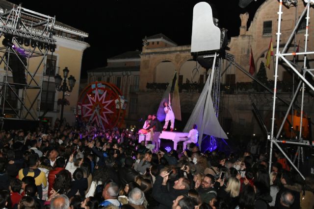 El casco antiguo de Lorca se llena como nunca en Navidad en el encendido de la iluminación extraordinaria - 3, Foto 3