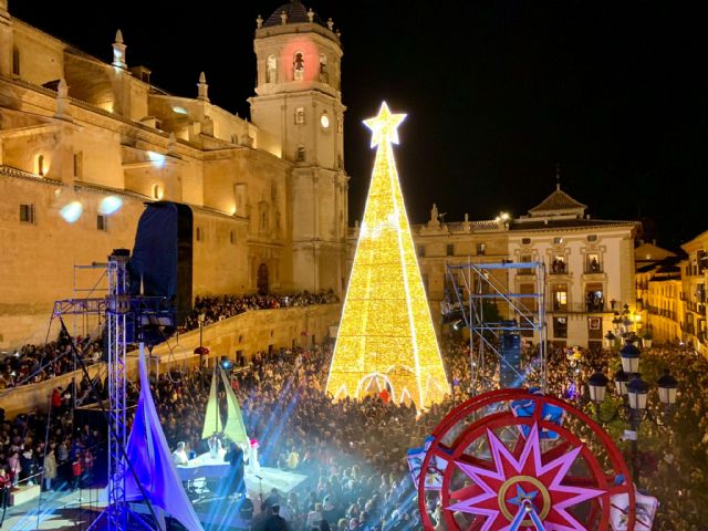 El casco antiguo de Lorca se llena como nunca en Navidad en el encendido de la iluminación extraordinaria - 4, Foto 4